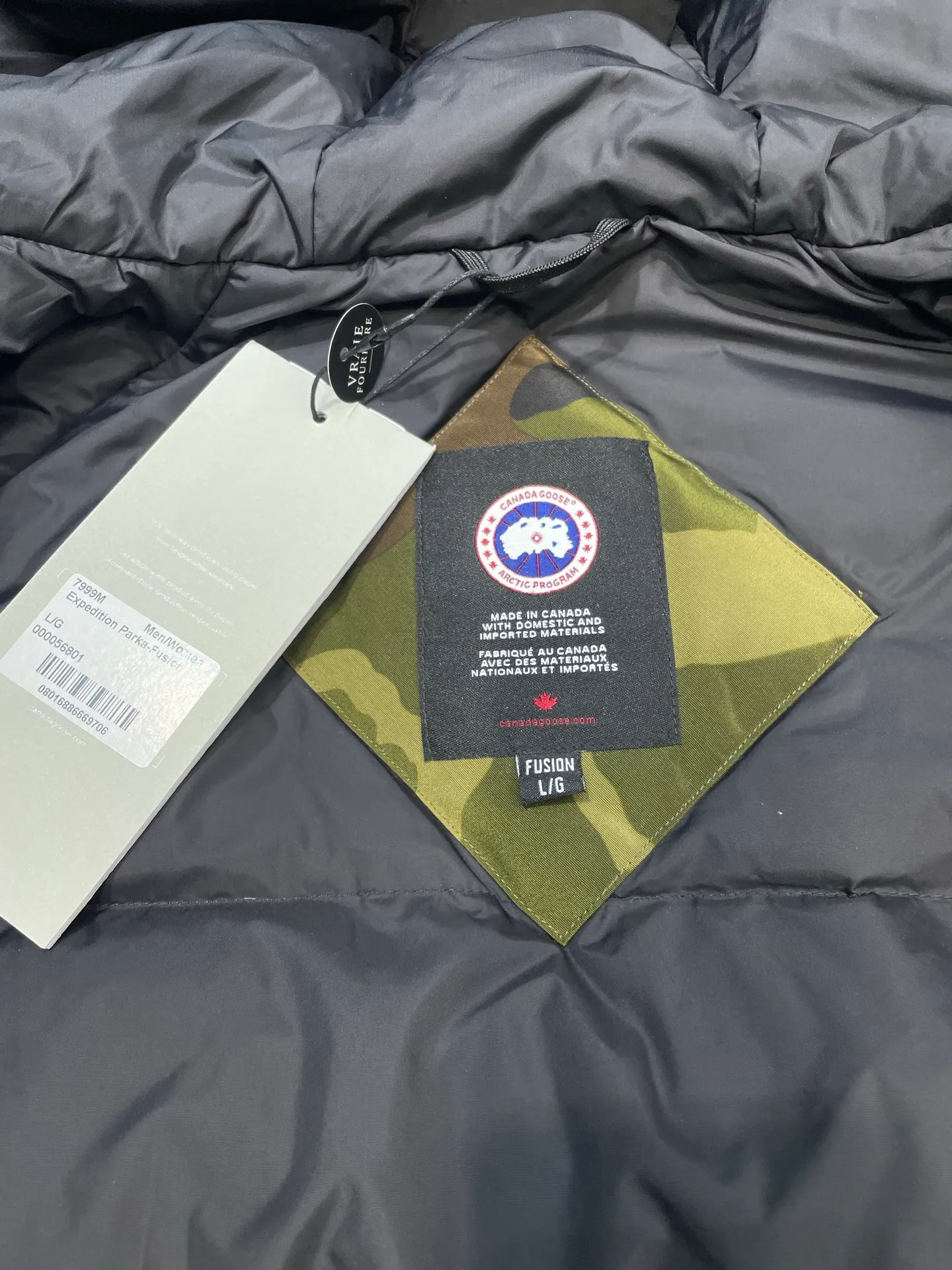 P780 high-end version Canada Goose Canada Goose #Chilliwack 7999M bomber jacket short down jacket/01 model #Men and Women Same Style# ➖ Genuine synchronous anti-counterfeiting chip sensor! ➖ Imported 21S polyester-cotton blended original fabric [last year’s 16S/18S hard fabrics have been completely eliminated, this year all use 21S genuine synchronous fabrics, the soft mid-strap feels delicate and textured], genuine synchronous Feather-Light 10D waterproof coating fabric, made of 84.5 polyester fiber and 15.5 cotton, 100% the best feel in the entire network! ➖ The genuine official website is synchronized with the national standard 80 white duck down, you can check the official website customer service, there will never be a series of misleading claims such as 90 down or goose down! ➖ Using the best nylon lining with double double-layer sealing design, velvet-proof No. 7 needle + grid-filled down ready-made garments, there is 100% no so-called velvet running! ➖ The cuffs are designed with thickened seamless threads, and the collar and pockets are lined with top-quality polar fleece to keep you warm and comfortable! ➖ Yoshida YKK provides original custom-made electroplated sliders. YKK two-way lockable zippers are tight and smooth and will not peel off paint! ➖ 3M composite guarantees that the Velcro is the same as the original, durable, and all accessories and hardware are custom-made! ➖ Imported BEHRINGER embroidery machine to customize the 10,000-needle embroidery logo, 98% of which can be reproduced to restore the original logo. You can check and compare on the official website! ➖ The fur collars are all made of large pieces of Western Canadian blue wolf hide, ensuring that each fur collar is 13-15cm wide!   Size:XS-XXL